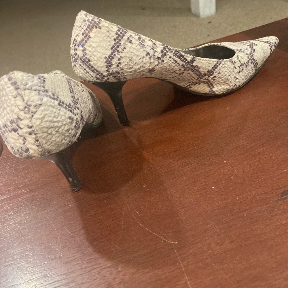 Snakeskin pattern low pointed closed toe shoe - moderately worn
